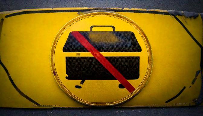 注意喚起の標識と、トランクルーム利用時に禁止されている物品のアイコンが描かれたイラスト